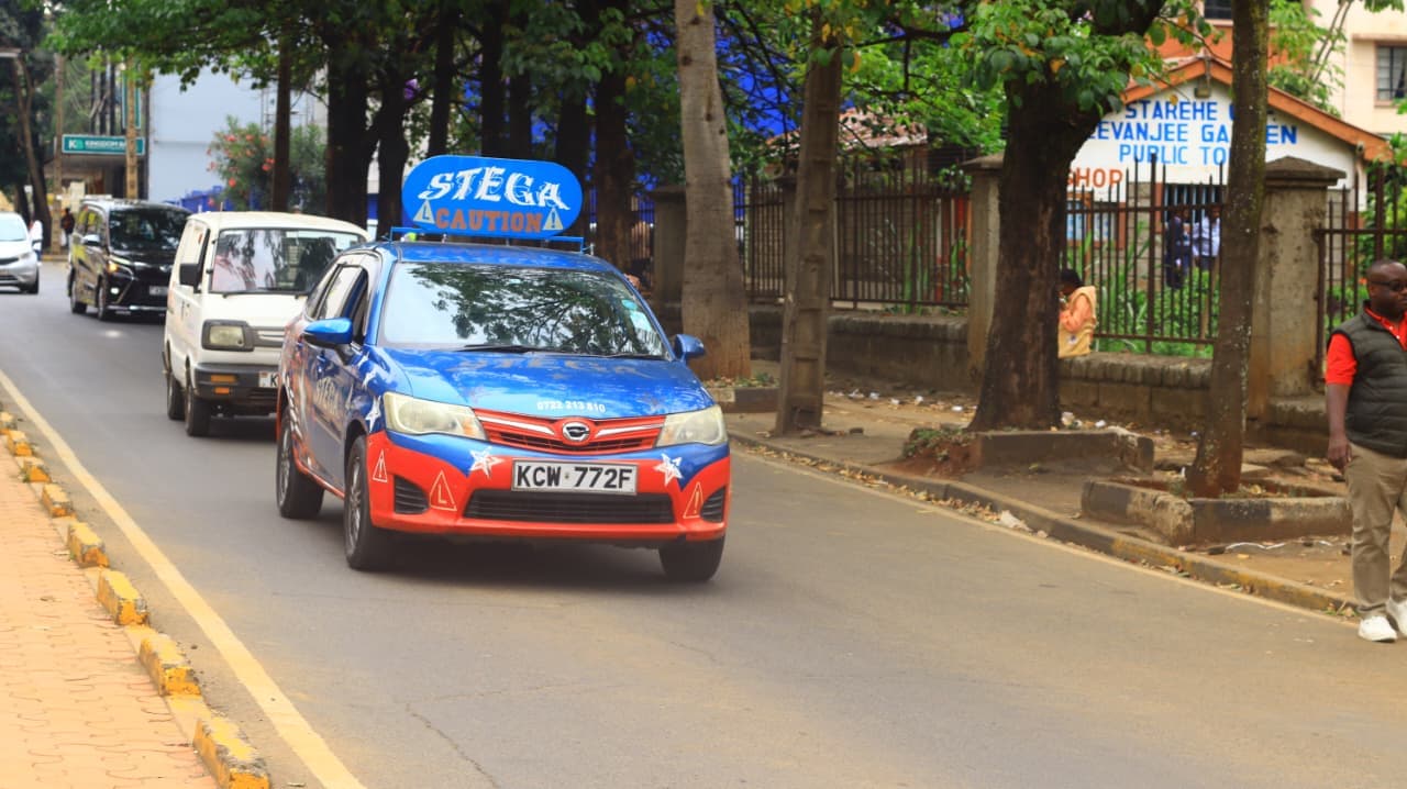 Blue and red Stega training car KCW 772F